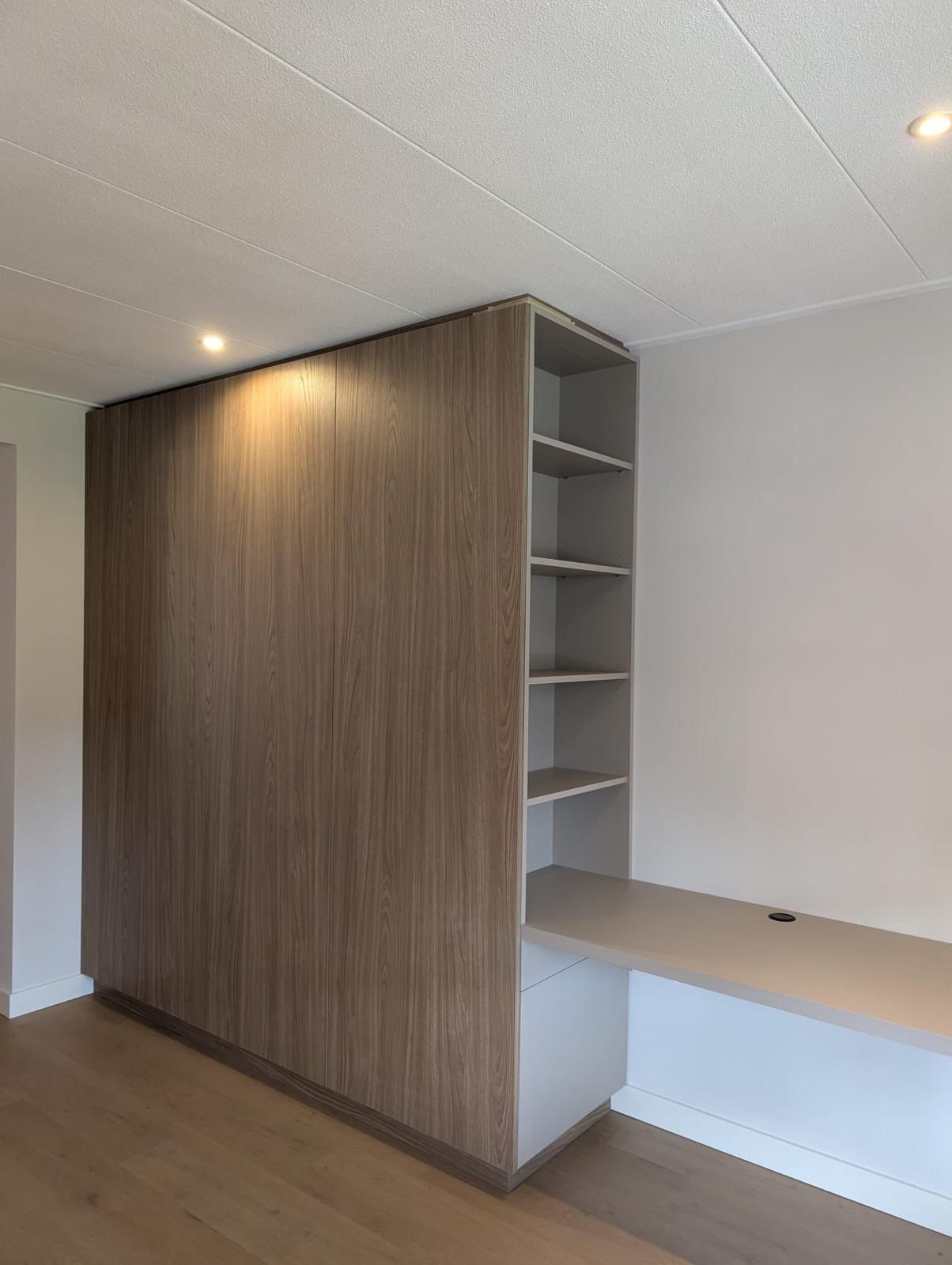 Maatwerk wandkast met schuifdeur en werkplek