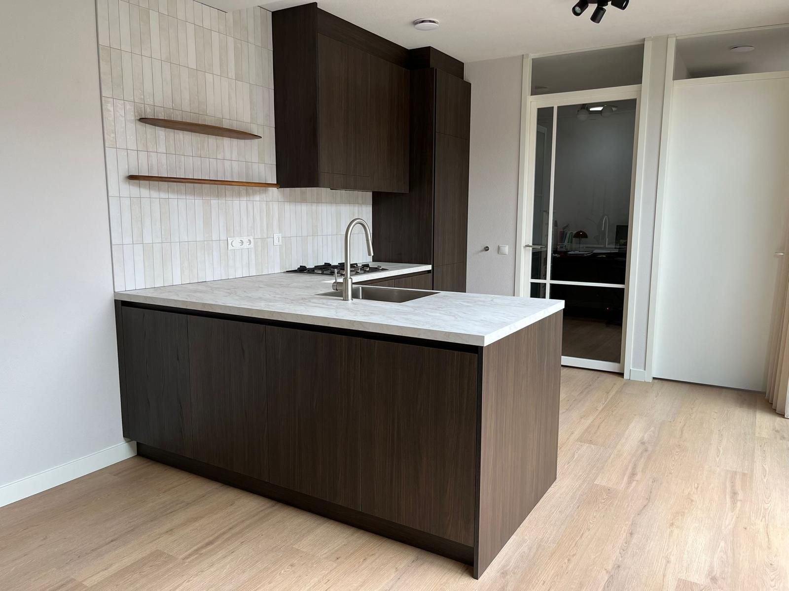 Maatwerk keuken met kookeiland door VED Interieur Best