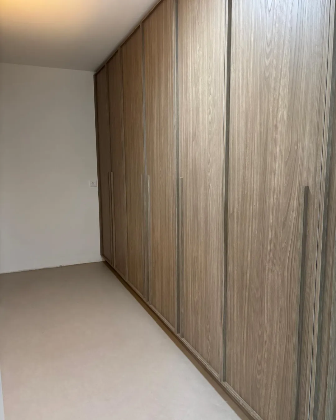 Kastenwand in eiken, maatwerk door VED Interieur