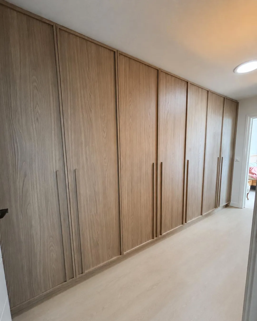 Kastenwand in eiken, maatwerk door VED Interieur