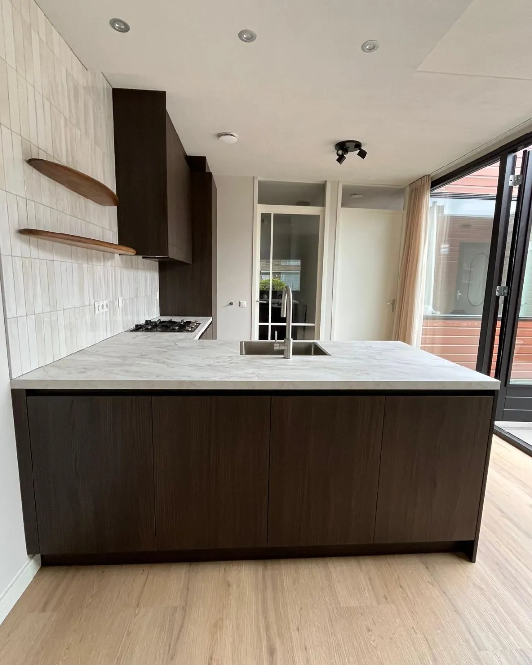 Woonkeuken met kookeiland, maatwerk door VED Interieur