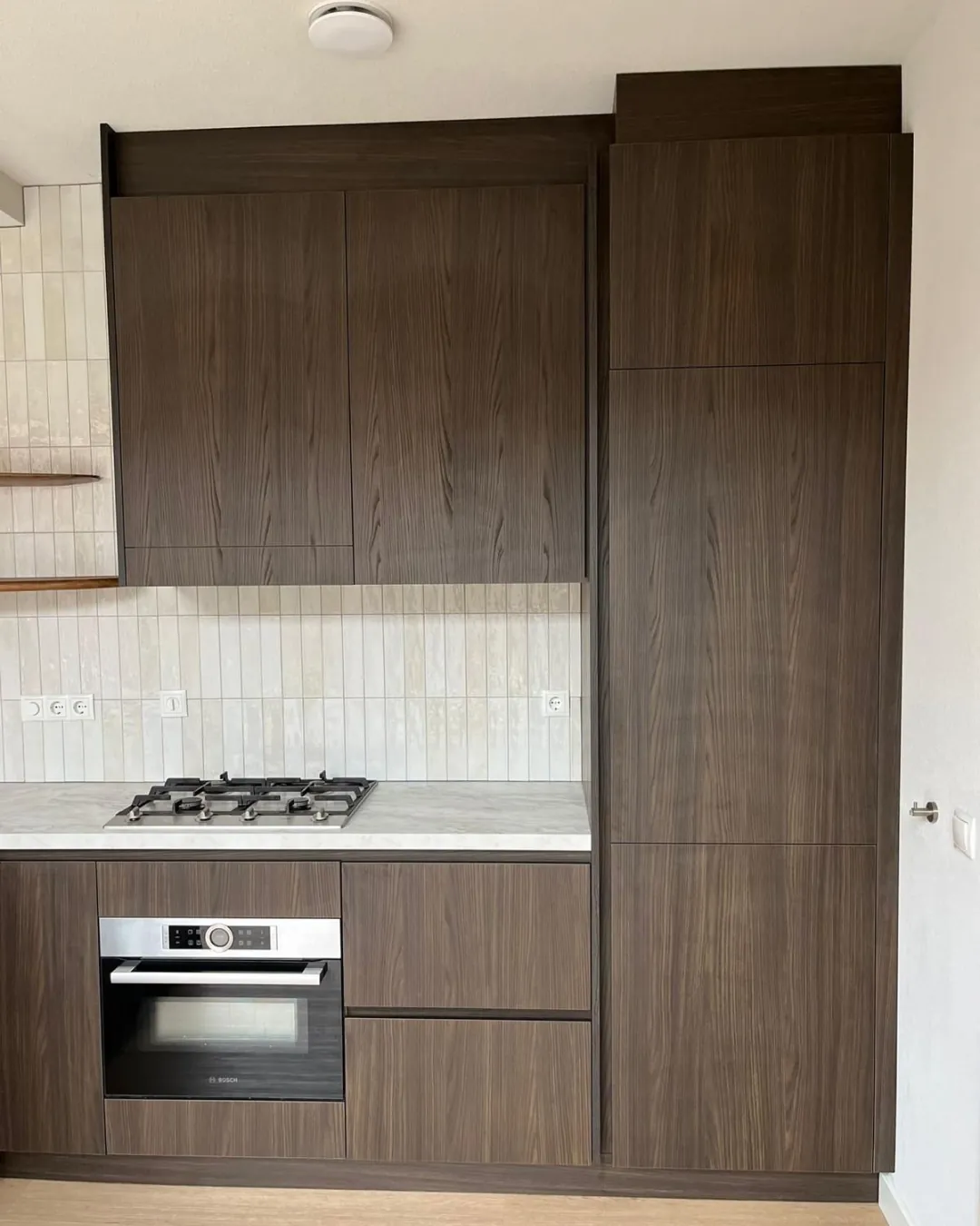 Hoge kastenwand met inbouwapparatuur in dezelfde maatwerk keuken