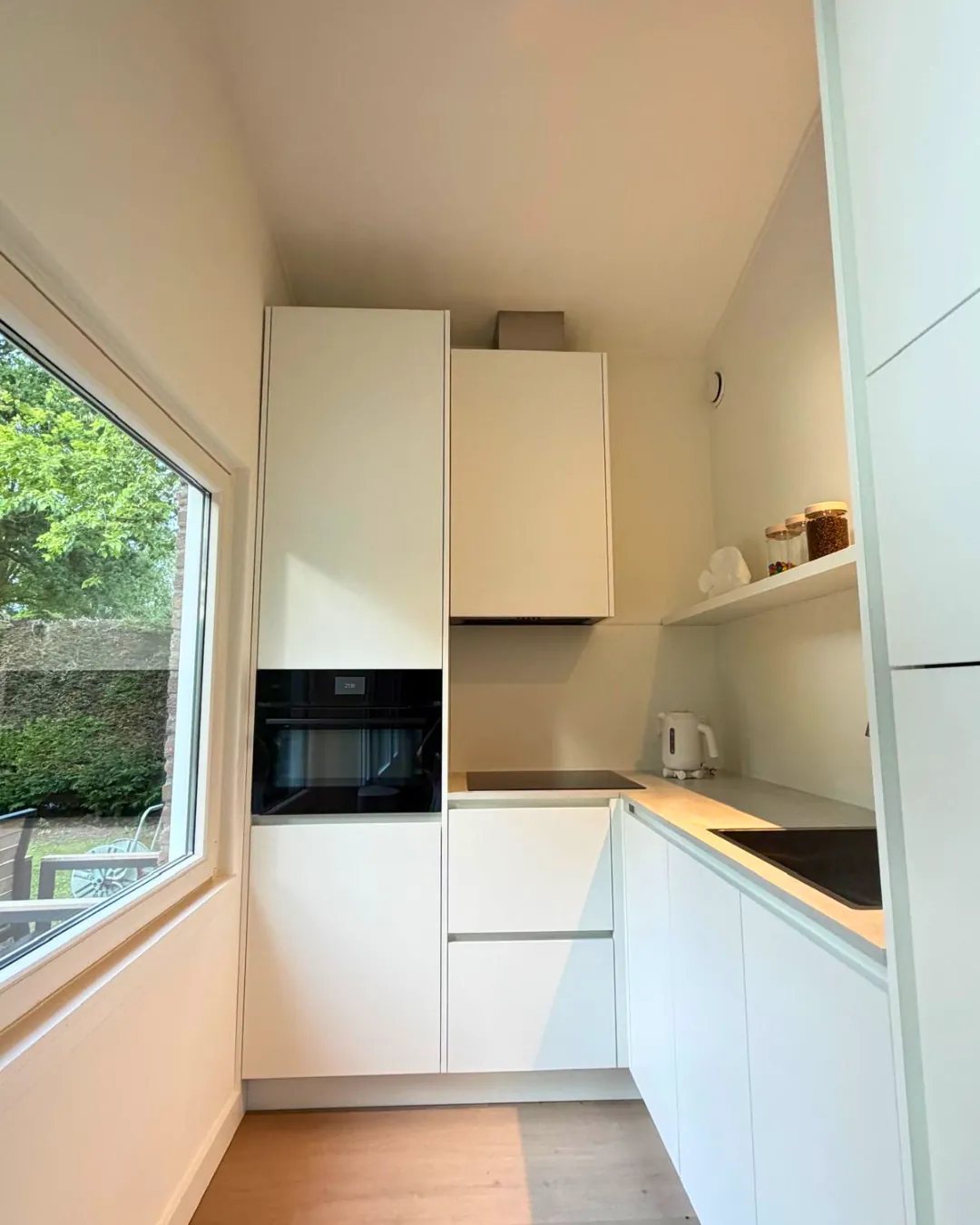 Lichte hoekkeuken, maatwerk door VED Interieur