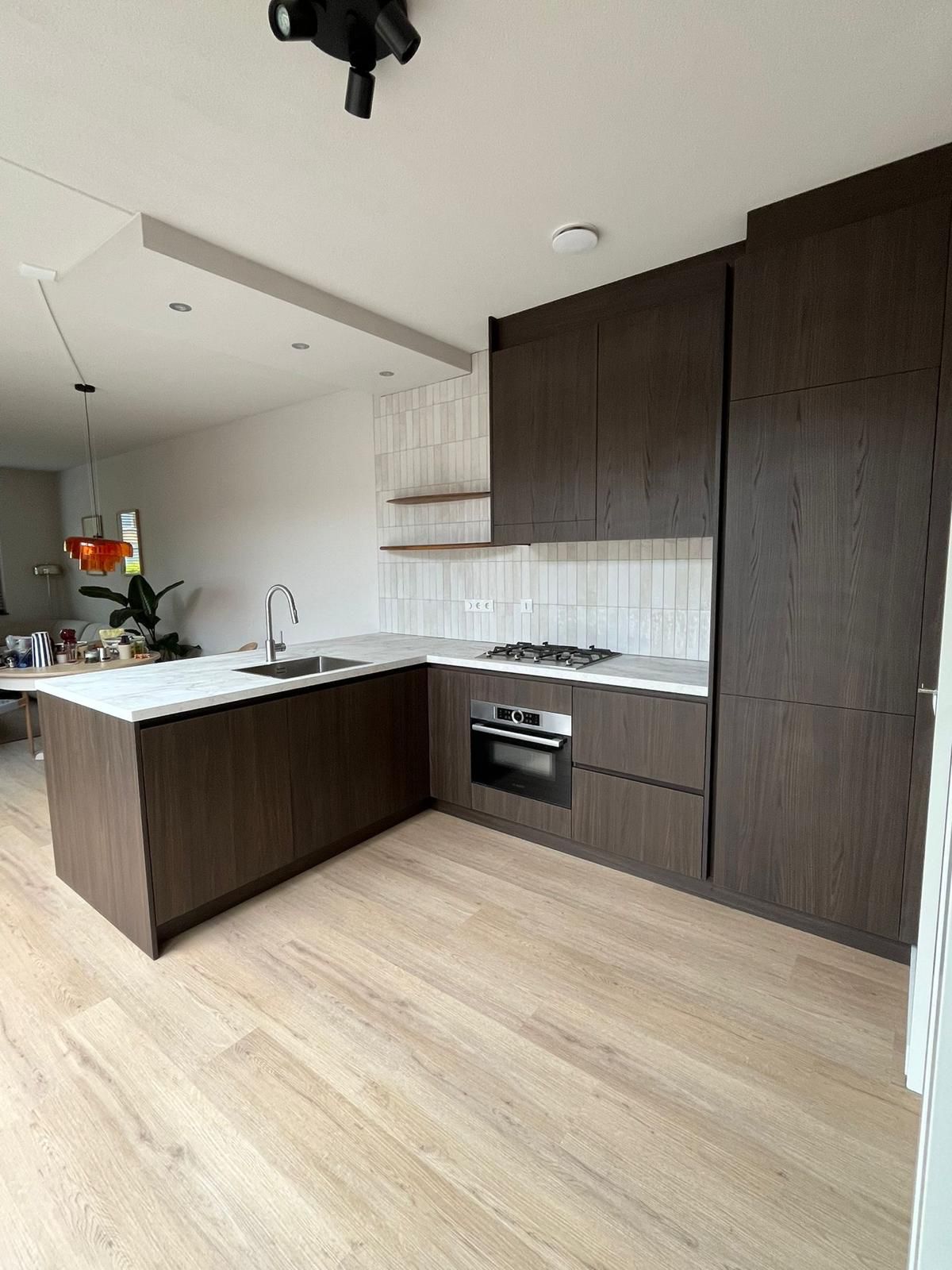 Maatwerk keuken na renovatie door VED Interieur Best, open woonkeuken